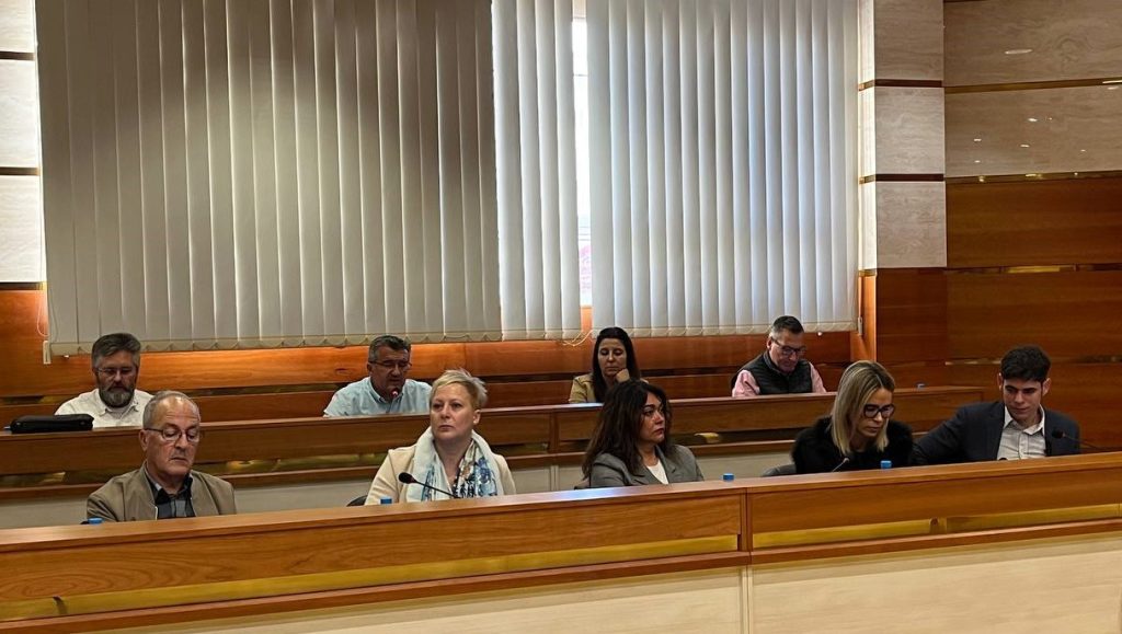 Concejales de la oposición en el pleno extraordinario exigiendo medidas para paliar el incremento en la comisión de delitos