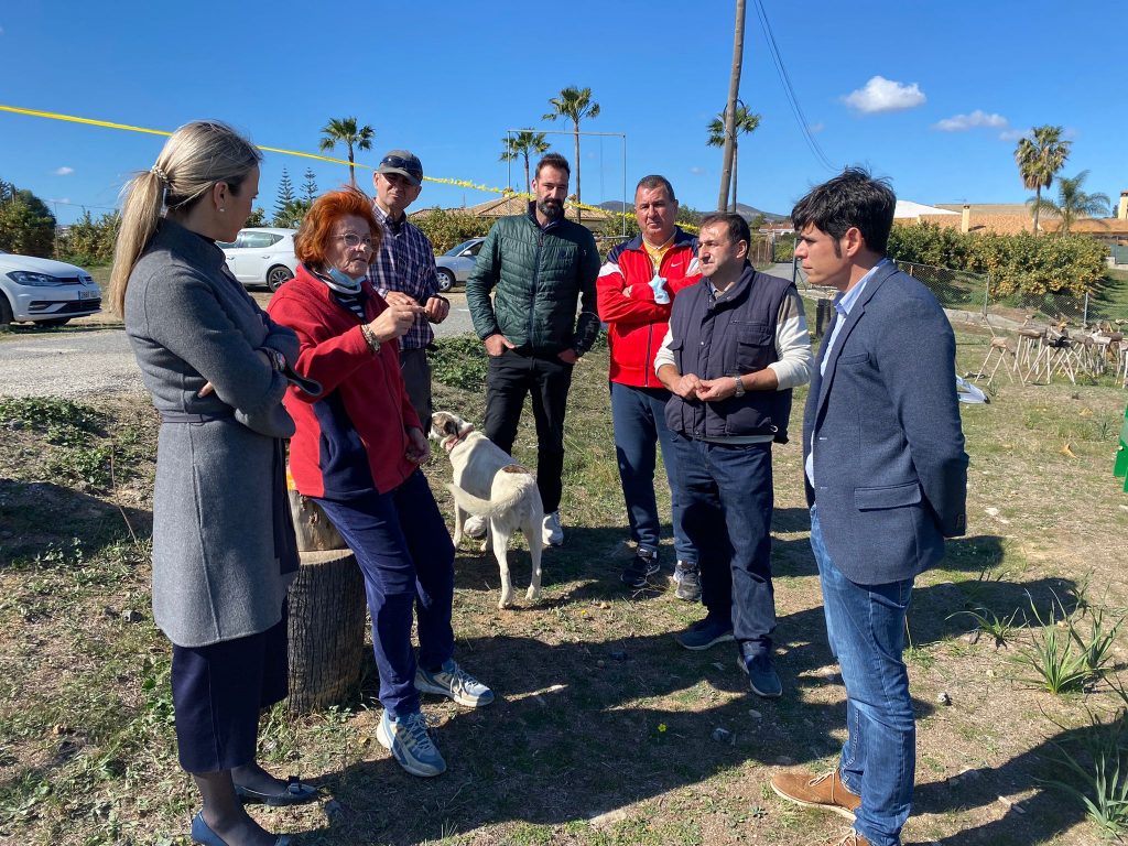 Patricia y David junto a los vecinos de la Vega de Mestanza