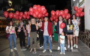 Candidatos socialistas portando globos rojos en el inicio de campaña