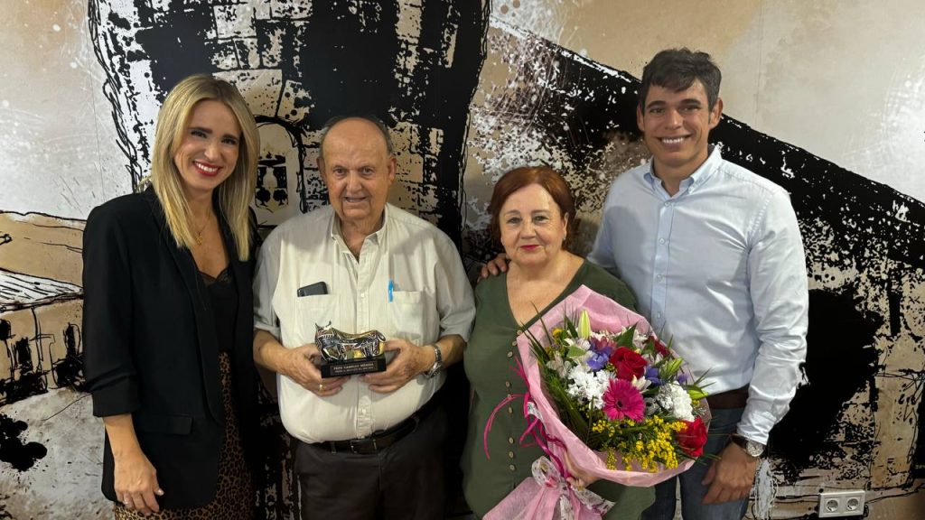 Pepe Cabello con el Premio al Militante, Patricia Alba y David Márquez